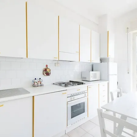 Charming In With Balcony And Garden View * Βιέστε